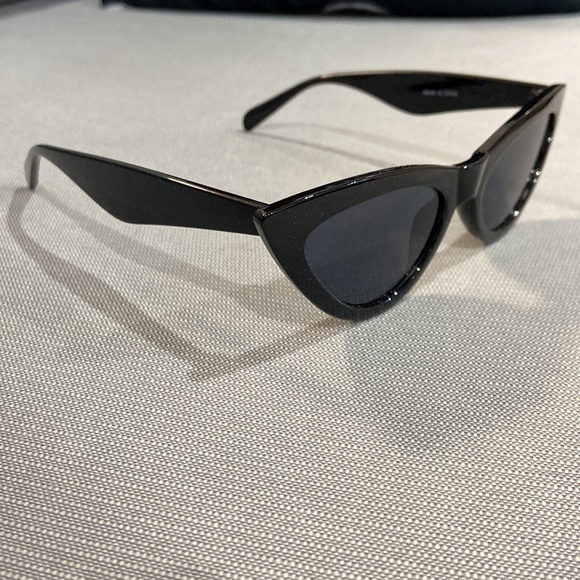 Brand new cat eye sunnies - Picture 2 of 3